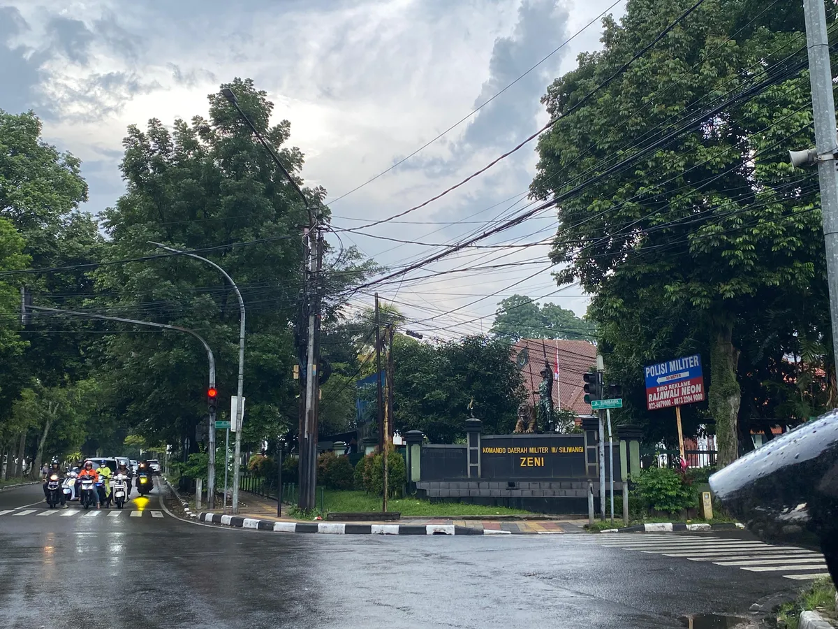 Kabel-kabel yang timpang tindih terlihat di sekitar Simpang Siliwangi, Kota Bandung pada Rabu (03/12/2025). (Sumber: Masayu K | Foto: Masayu K)