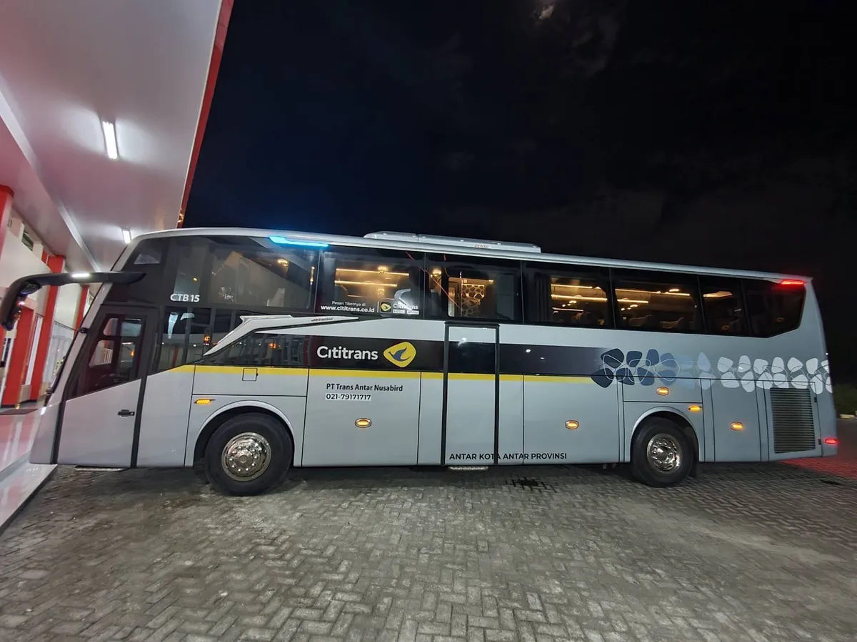 Bus Cititrans Busline terparkir di restoran saat servis makan malam hari di RM Duta 3 Ngawi (17/08/2025) (Sumber: Dokumentasi Pribadi | Foto: Dean Rahmani)