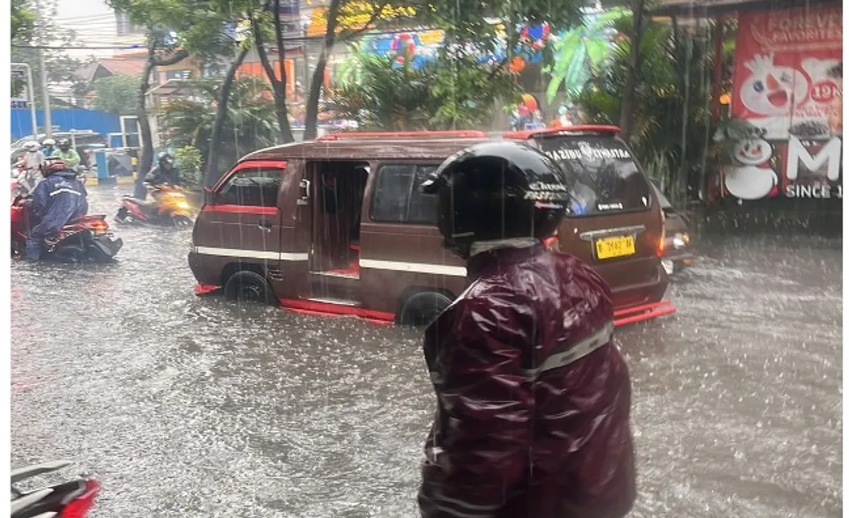 Kondisi Jalan Ciwastra yang terendam banjir akibat hujan membuat warga kesulitan berkendara pada Senin sore, 1 Desember 2025. (Sumber: dokumen pribadi | Foto: muhammad naufal ilham)