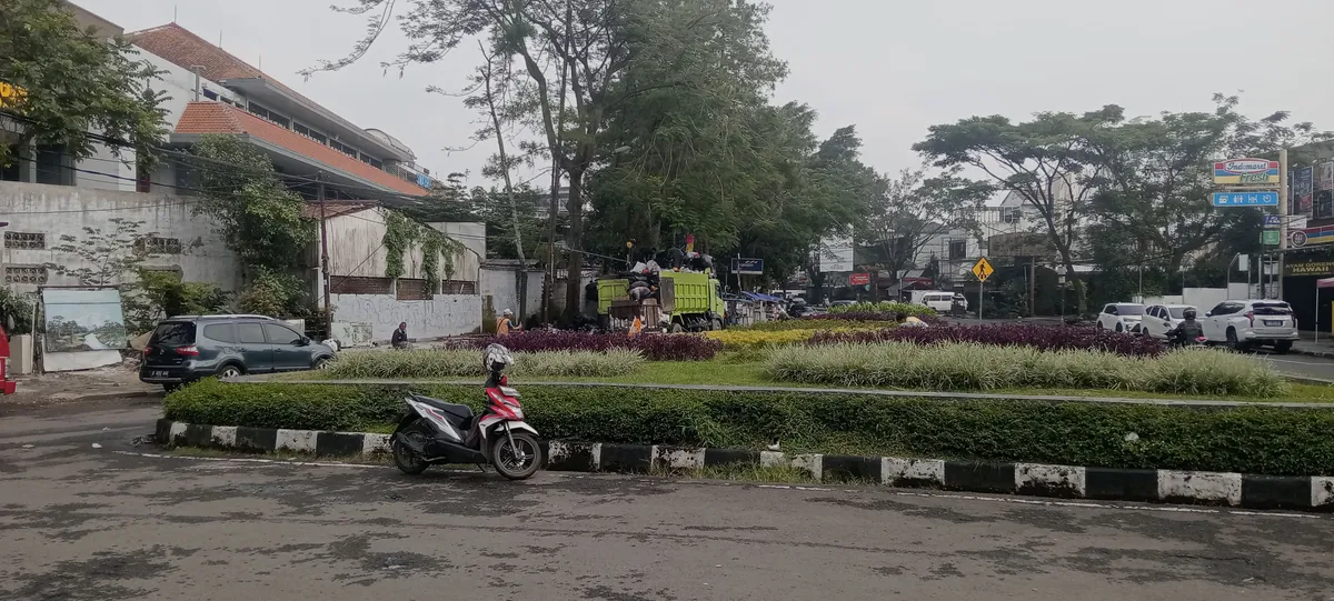Kondisi pertigaan disertai keberadaan parkir liar di Jalan Gatot Subroto pada pagi hari, tanggal 4 Desember 2025 (Sumber: Dokumentasi Pribadi | Foto: Davi Rivaldo Ramadhan Hidayat)