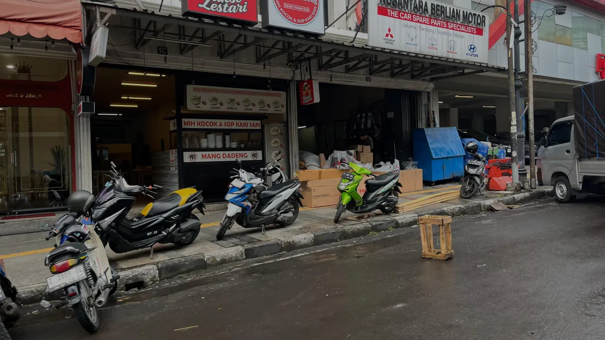 Parkir liar mengubah dan mengabaikan fungsi trotoar menjadi lahan parkir.
Jumat (28/11/25) Jl. ABC (Sumber: Dokumentasi Penulis | Foto: Ishanna Nagi)