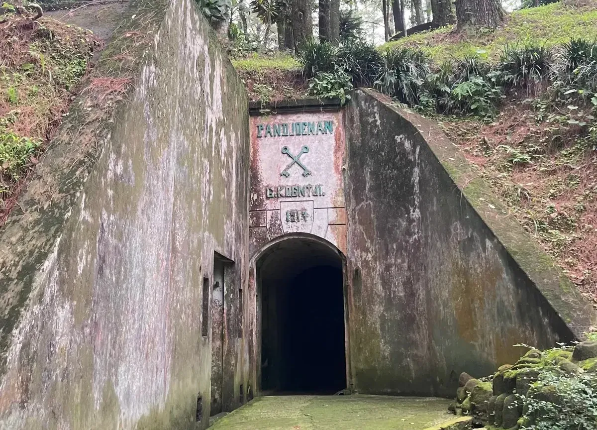 Ruang bunker pertahanan Belanda yang mempunyai 17 ruangan di dalamnya, yang terletak di Desa Citamiyang, Kecamatan Sumedang Selatan, Kabupaten Sumedang, Kamis ( 6/11/2025 ). (Sumber: Dokumentasi Penulis | Foto: Aulira)