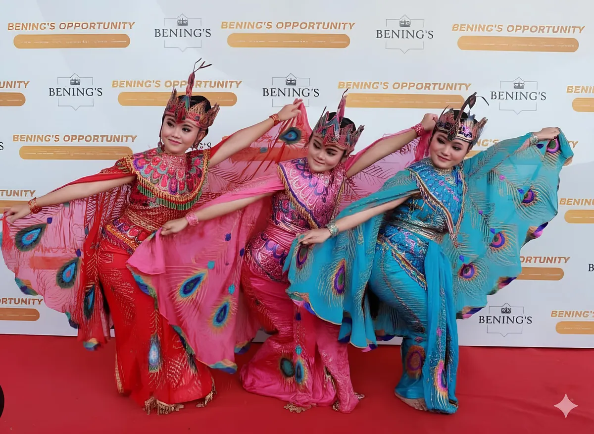 Busana warna cerah memperindah penampilan penari Tari Merak pada acara kebudayaan di Bojongloa Kidul, Kota Bandung. (Sumber: Arsip Dokumentasi | Foto: AJ Entertaiment)