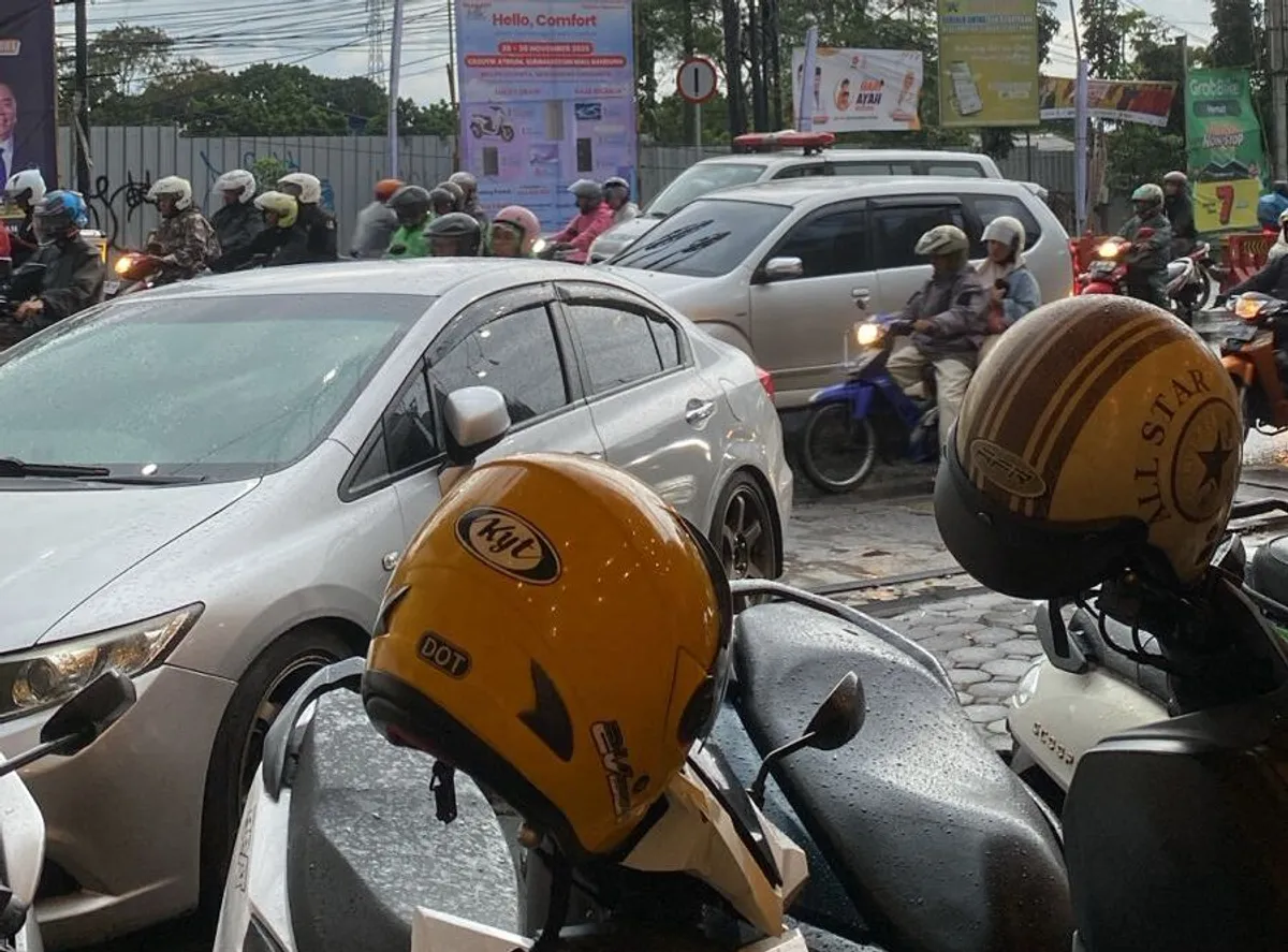 Suasana  kemacetan pagi hari di sekitar Bundaran Cibiru (Sumber: Ariya Andhika | Foto: Ariya Andhika)