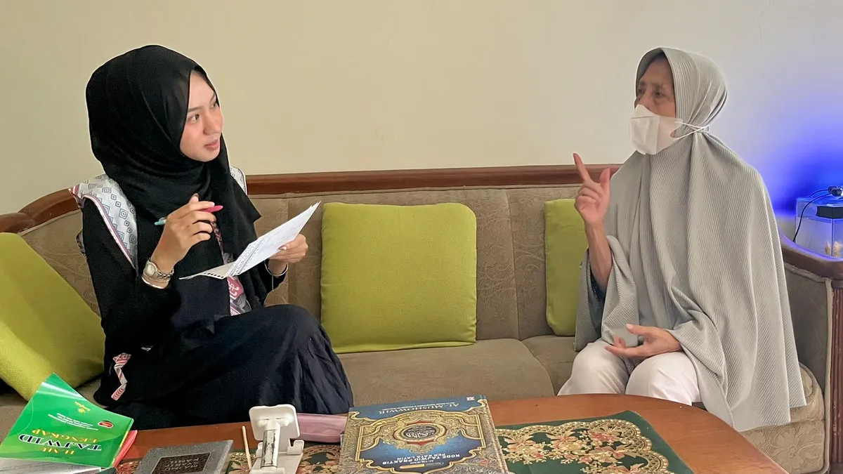 Proses wawancara bersama warga lokal terkait kondisi jalan dan dampak bagi warga sekitar, dilakukan di kediaman narasumber di perumahan Cassario Townhouse Bandung Rabu, 3 Desember 2025. (Foto: Dokumentasi Pribadi Seyshara Azizah)