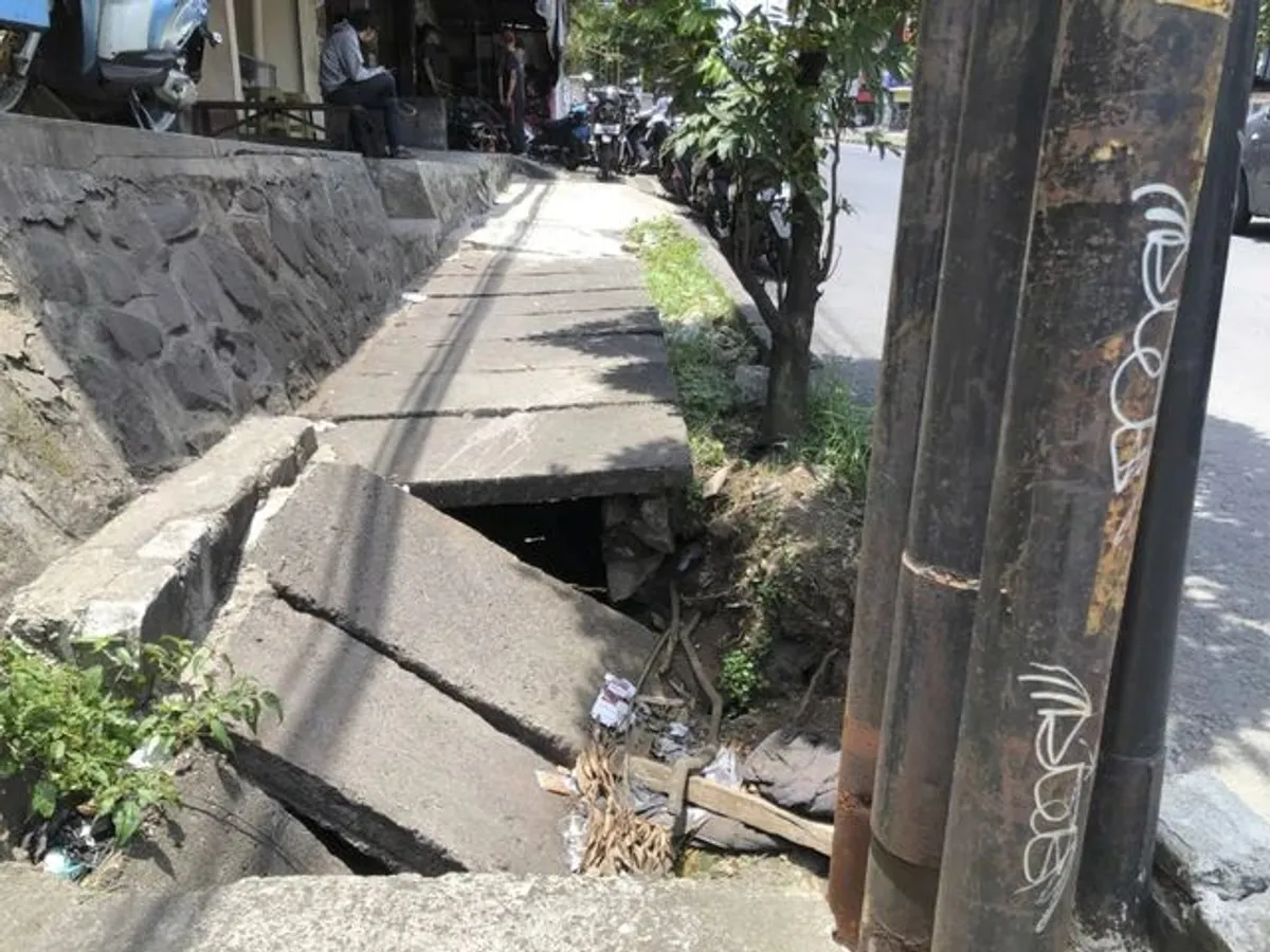 Kondisi trotoar di Jalan Dago yang terlihat menyempit dan tidak rata, 30 Desember 2025, berlokasi di Jl. Ir. Haji Djuanda, Kota Bandung (Sumber: Dokumentasi Penulis | Foto: Nindy Lazuar)