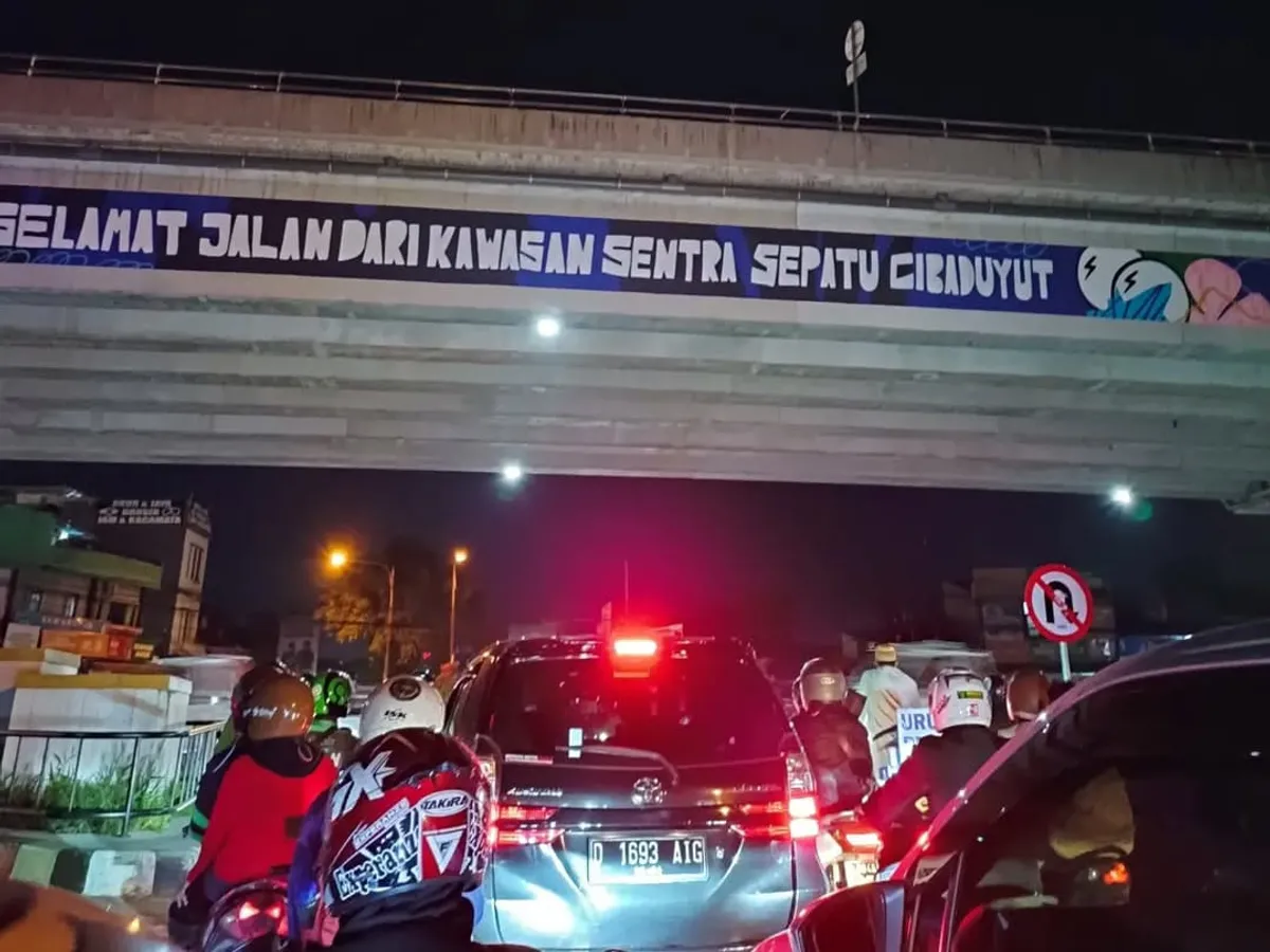 Situasi Kemacetan dibawah Flyover Leuwi Panjang di Jln. Cibaduyut, Kota Bandung (04/12/2025) (Sumber: Yudhistira Rangga Eka Putra | Foto: Yudhistira Rangga Eka Putra)