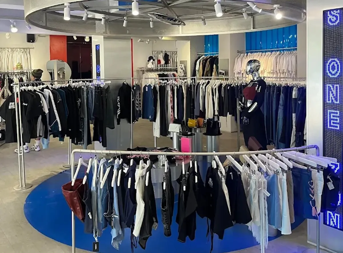 Deretan pakaian bergaya Y2K terpajang di dalam toko Disclosure, Kelurahan Cihapit, Kecamatan Bandung Wetan, Kota Bandung, pada Selasa (4/11/2025). (Sumber: Dokumentasi Penulis)