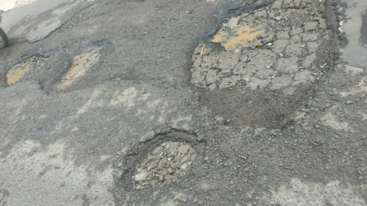 Jalan berlubang yang menimbulkan kemacetan, pada 2 Desember 2025. (Sumber: Athhar Jundi Pratama Attaqa)