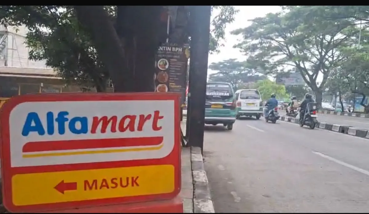 Standee minimarket dan papan iklan tempat makan yang berada di jalur trotoar Manjahlega, Bandung, pada Rabu 03 Desember 2025 (Foto: Hanina Aulia Saffana)