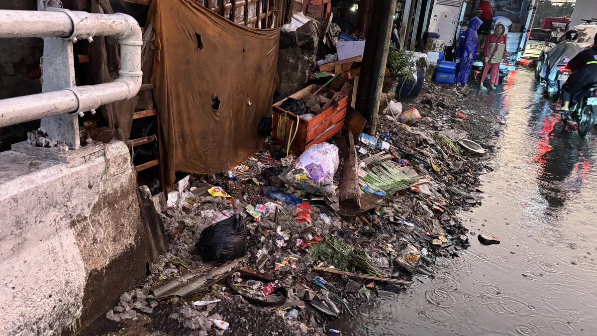 Sampah yang Masih Berserakan Di Sekitar Pasar Kordon, Jln. Ibrahim Adjie, Kujangsari, Kec. Bandung Kidul, Kota Bandung Kamis 27 November 2025 (Sumber: Nasywa Alya | Foto: Nasywa Alya)