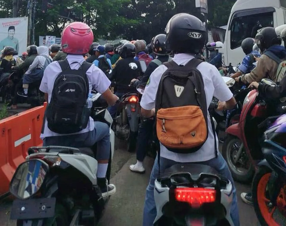Kepadatan lalu lintas di Ciwastra pada jam pulang sekolah kembali menunjukkan betapa kacaunya mobilitas di kawasan Bandung Timur pada Selasa (2/12/2025) (Sumber: Audya Athayya Khalisa)