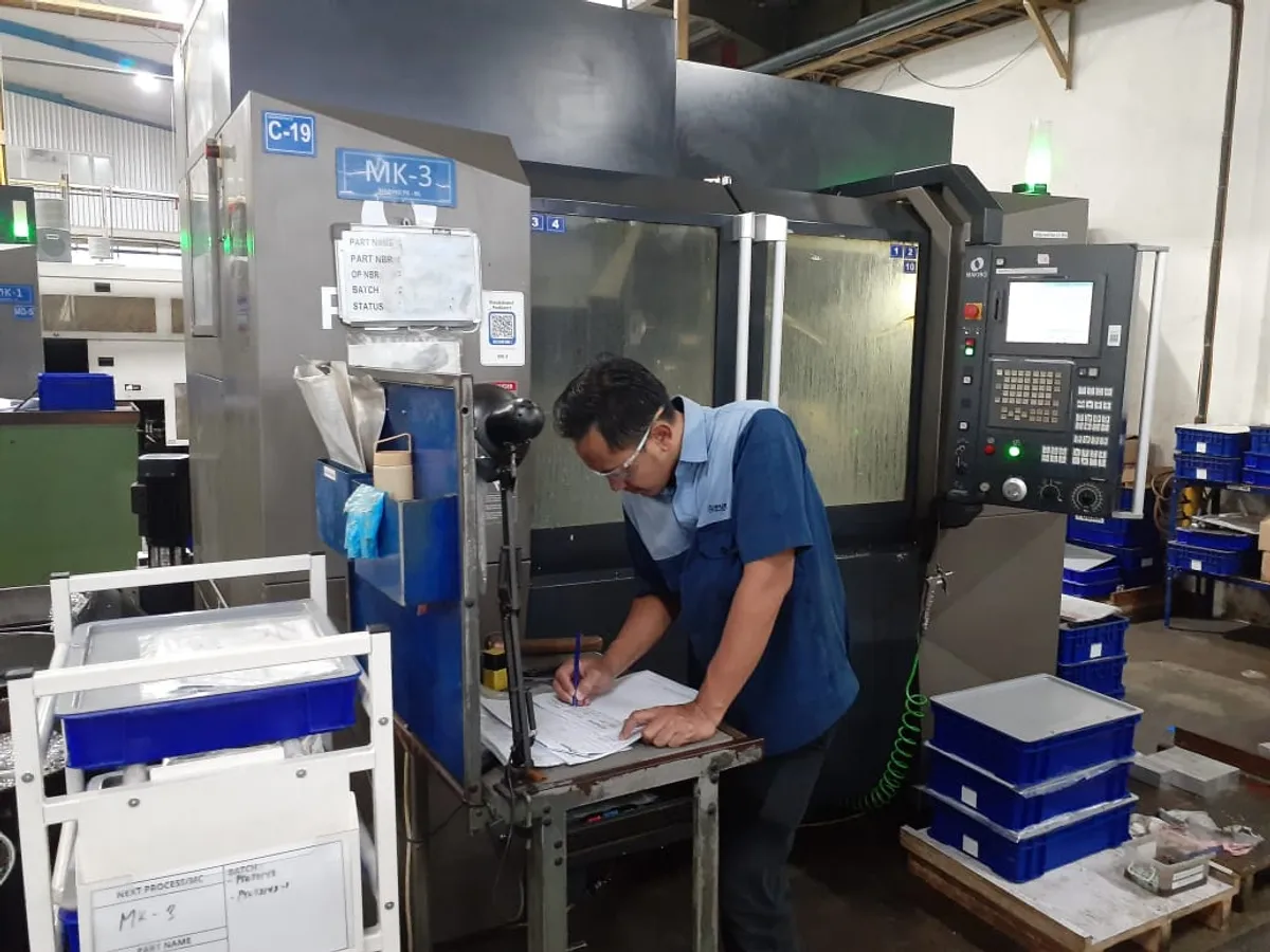 Teknisi Pudak sedang bekerja dengan mesin CNC (Sumber: dokpri | Foto: Totok Siswantara)