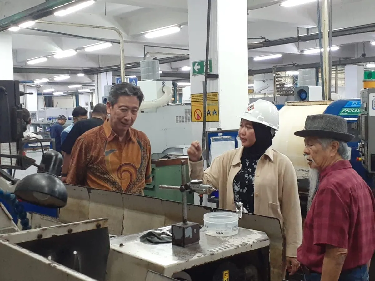 Field trip sambil diskusi di antara mesin-mesin CNC milik Pudak (Sumber: dokpri | Foto: Totok Siswantara)