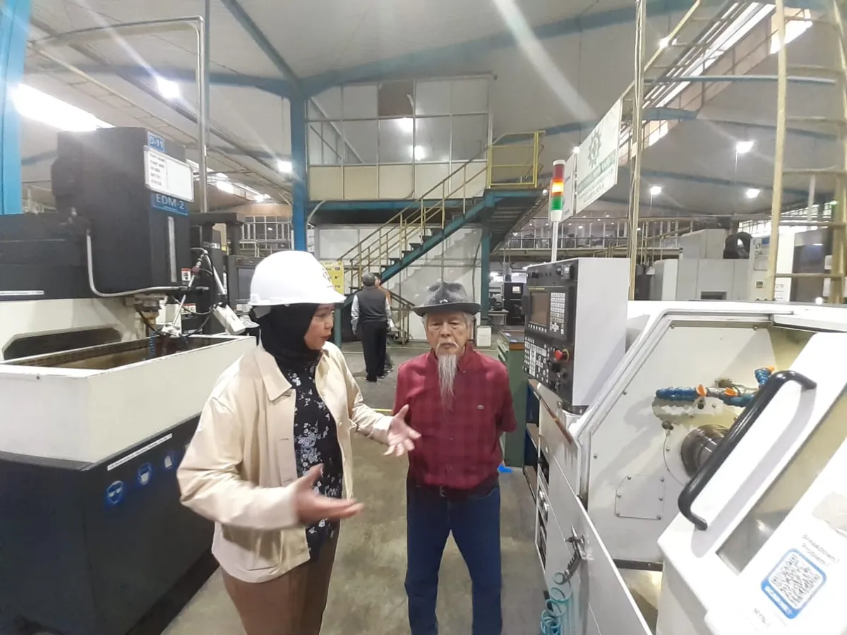 Ani Dwi Octavia sedang berdiskusi dengan Pak Hendro Wangsanegara tentang produktivitas (Sumber: dokpri | Foto: Totok Siswantara)
