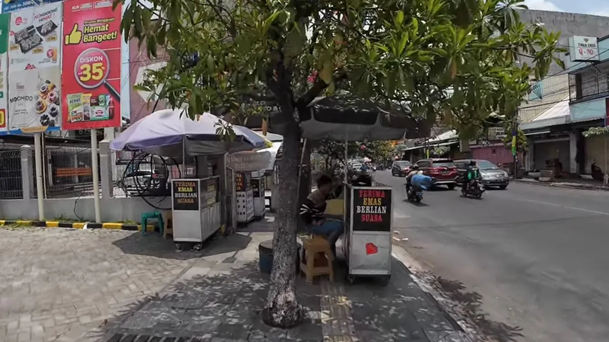 Terlihat kondisi trotoar di tempati oleh pedagang kaki lima di daerah jalan Ahmad Yani. (Jumat 05 November 2025). (Sumber: Dok.Pribadi)