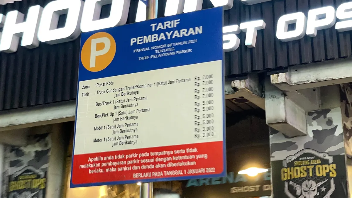 Informasi tarif parkir normal di Jalan Braga (04/12/25) (Foto: Salsafira Farelya)