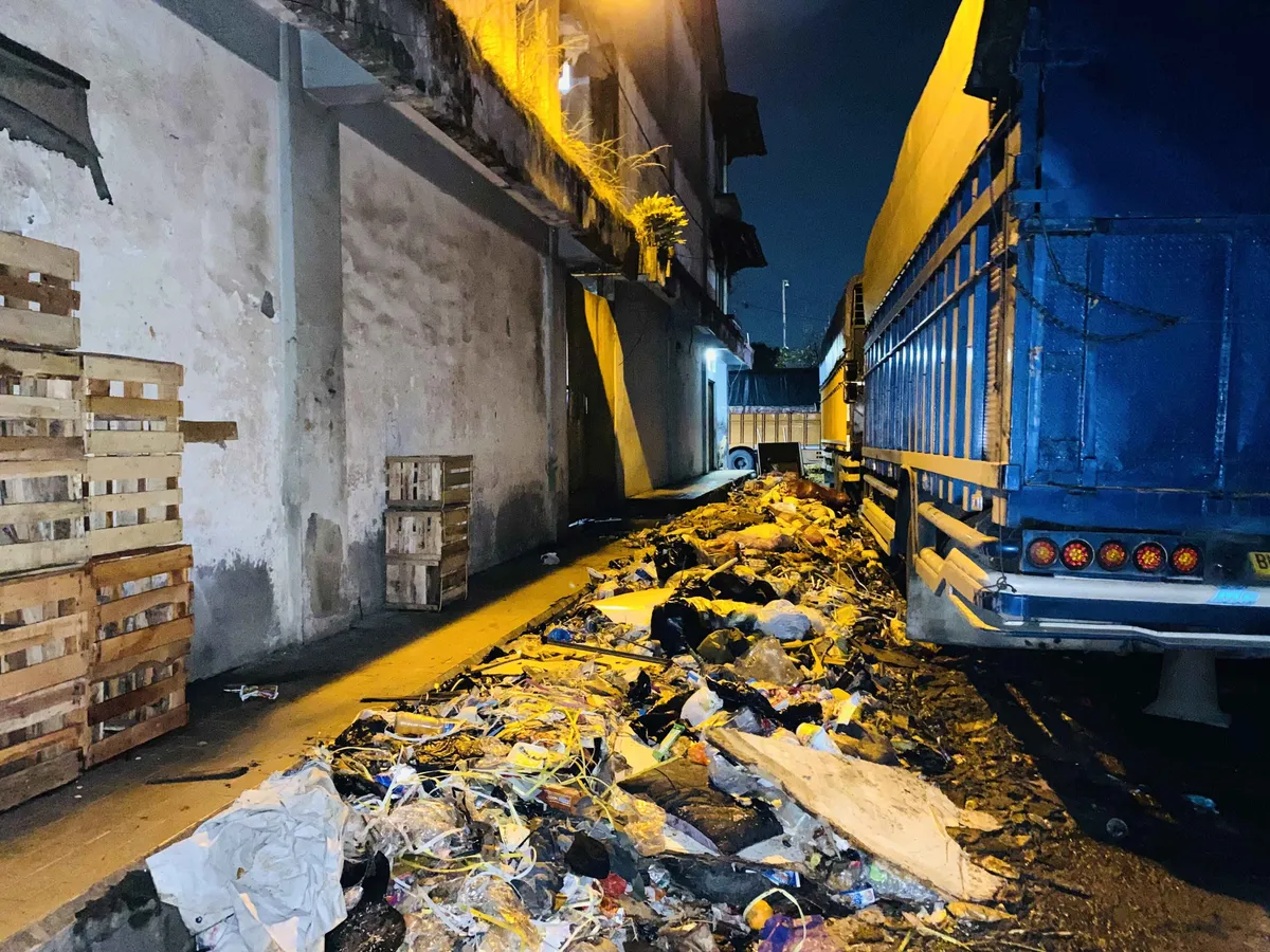 Lingkungan pasar memperlihatkan penumpukan sampah yang masih belum ditangani, yang berlokasi di jln. Soekarno-Hatta, Kec. Babakan Ciparay, Kota Bandung, Jawa Barat, Minggu (/12/2025 I Foto : Ratu Ghurofiljp)