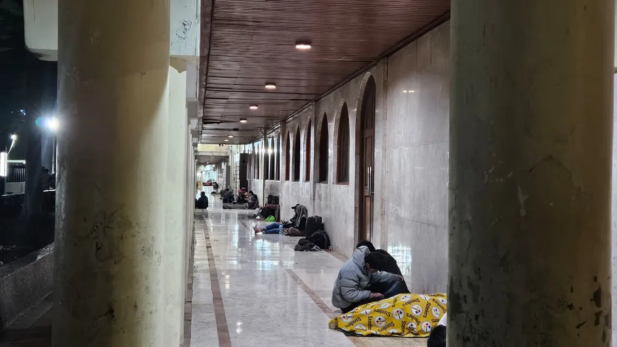 Terlihat beberapa gelandangan memanfaatkan selasar atau teras masjid untuk beristirahat (2/12/2025 – Sumber : Rafy Lovinka) (Sumber: Rafy Lovinka | Foto: Rafy Lovinka)