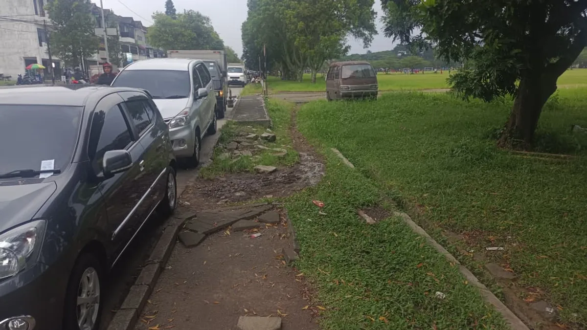 Kondisi trotoar yang terlihat tidak pernah terawat, akibatnya trotoar tersebut terputus dengan permukaan yang hancur dan tertumpuk oleh bebatuan dan rerumputan, 3 Desember 2025, di Jln. Batununggal Indah Raya, Kelurahan Batununggal, Kecamatan Bandung Kidul, Kota Bandung. (Sumber: Dokumentasi Penulis | Foto: Amalia Putri Aditia)