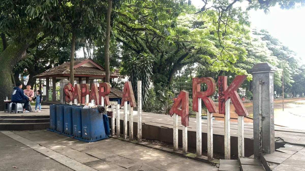 Terlihat landmark signage Taman Saparua yang tampak kumuh mengurangi keindahan visual Saparua pada Jumat siang, 28 November 2025. (Sumber: Dokumentasi penulis | Foto: Najmi Zahra A)
