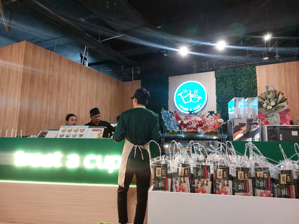Treat a Cup tampil berbeda dengan menekankan pentingnya kesadaran akan kesehatan melalui makanan dan minuman yang mereka sajikan. (Sumber: Ayobandung.id | Foto: Eneng Reni Nuraisyah Jamil)