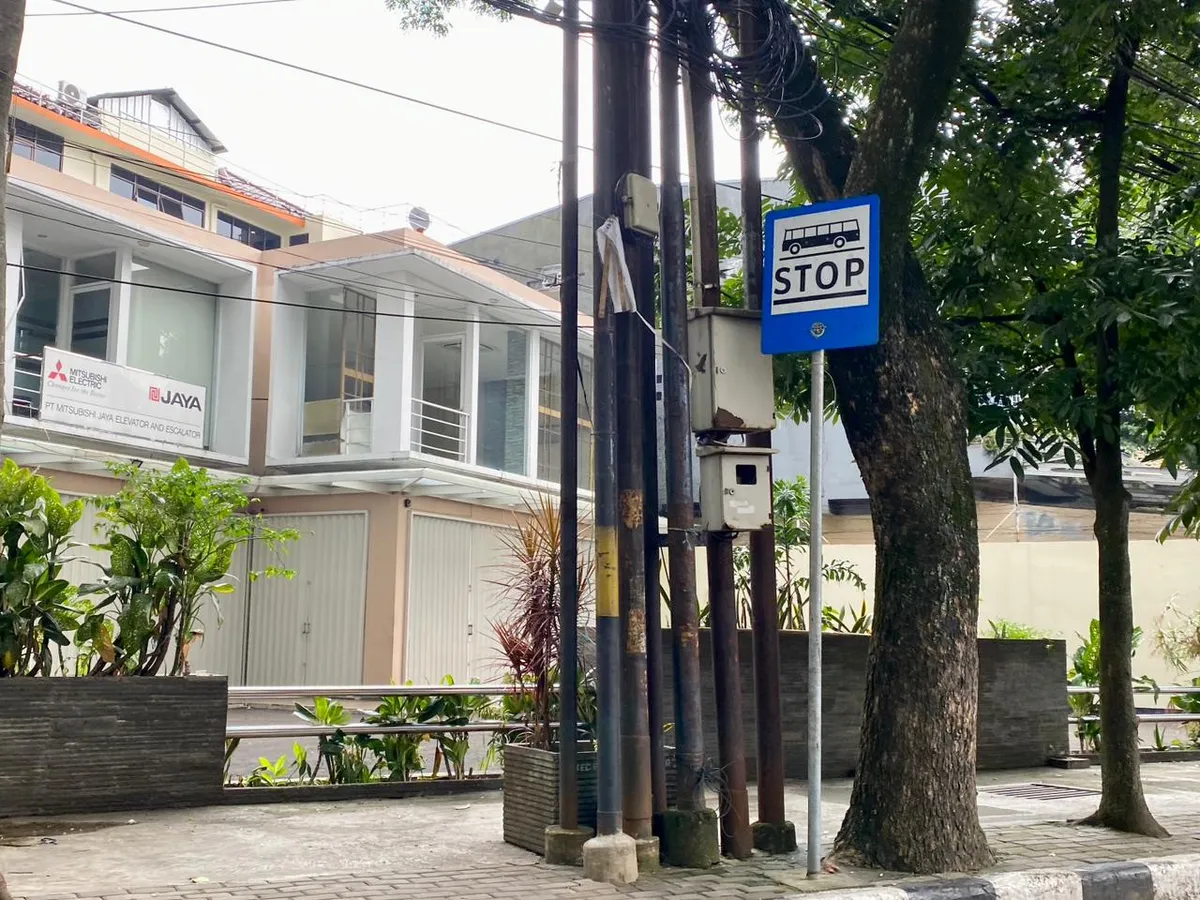 Prasarana halte di Kelurahan Suka Asih, Kecamatan Bojongloa Kaler, Kota Bandung yang hanya menampilkan papan bertuliskan “Bus Stop” tanpa prasarana pendukung lainnya seperti tempat duduk, atap dan informasi rute, pada 30 November 2025. (Sumber: Nufairi Shabrina | Foto: Nufairi Shabrina)
