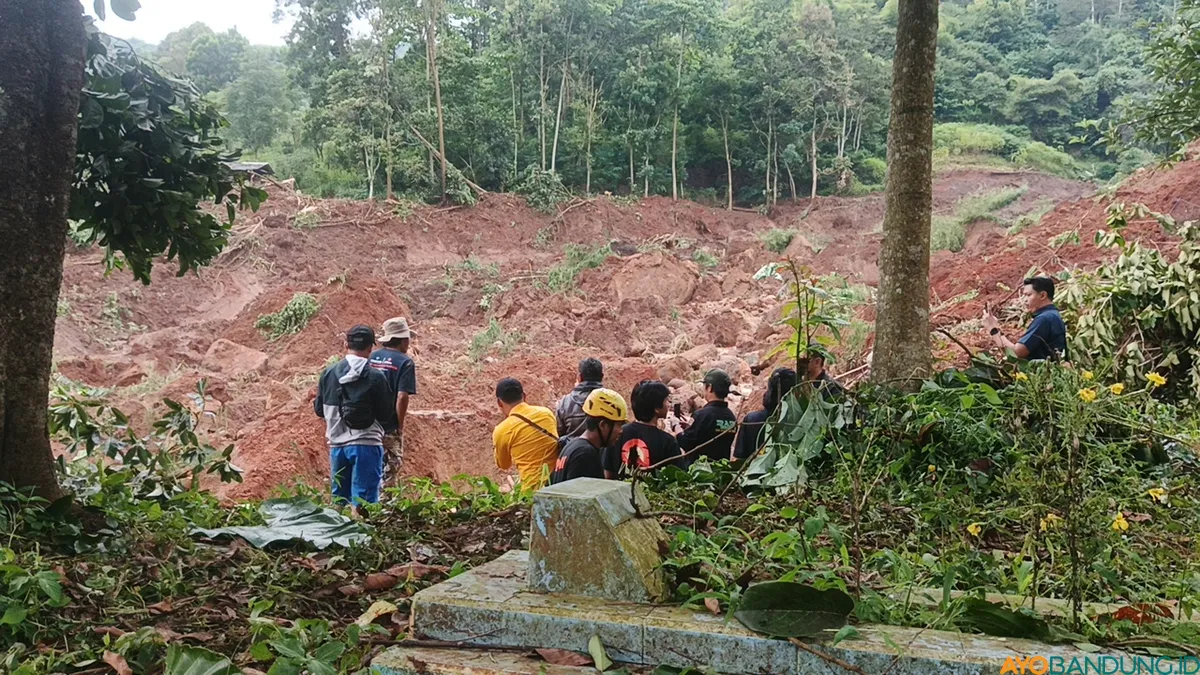 Bencana alam tanah longsor di Kampung Condong, Dayeuhkolot, Kabupaten Bandung. (Sumber: ayobandung.id | Foto: Gilang Fathu Romadhan)