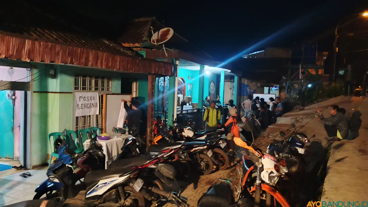 Posko pengungsian di Kampung Condong, Arjasari, Kabupaten Bandung. (Sumber: ayobandung.id | Foto: Gilang Fathu Romadhan)