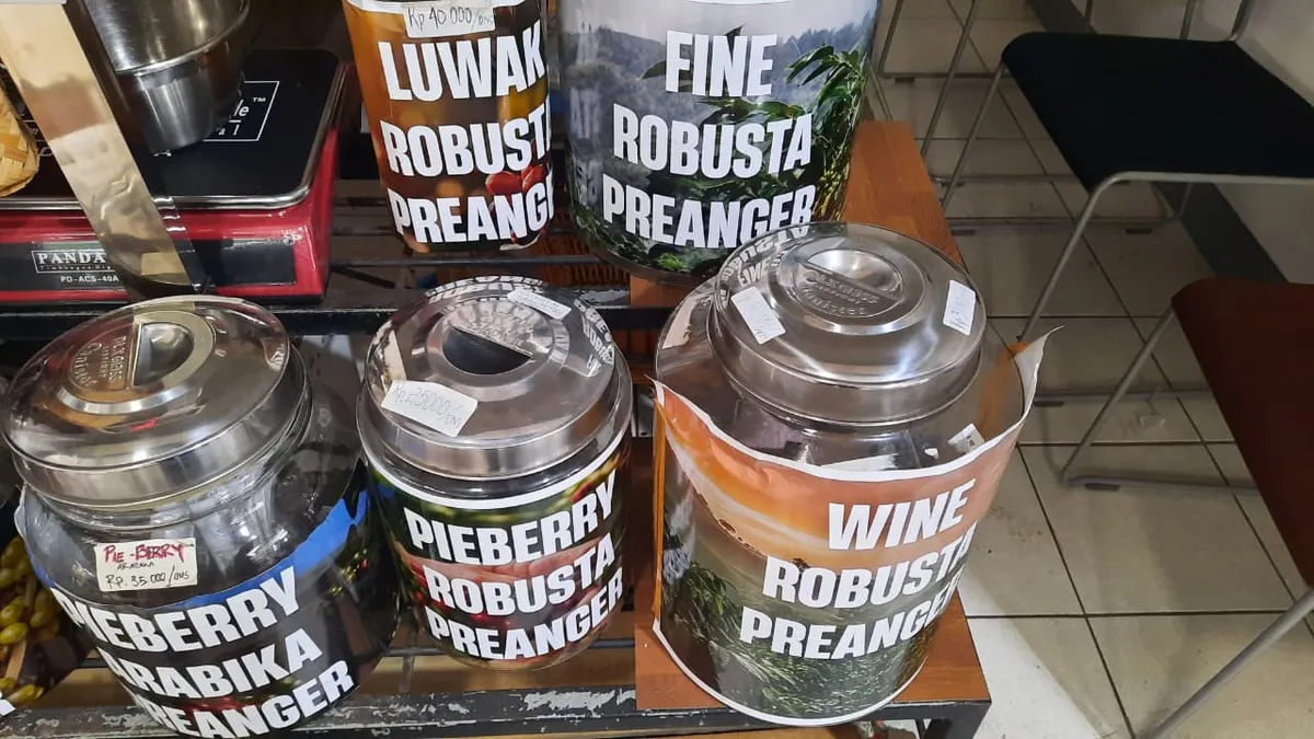 aneka ragam biji kopi yang dijual (Sumber: dokumentasi pribad)