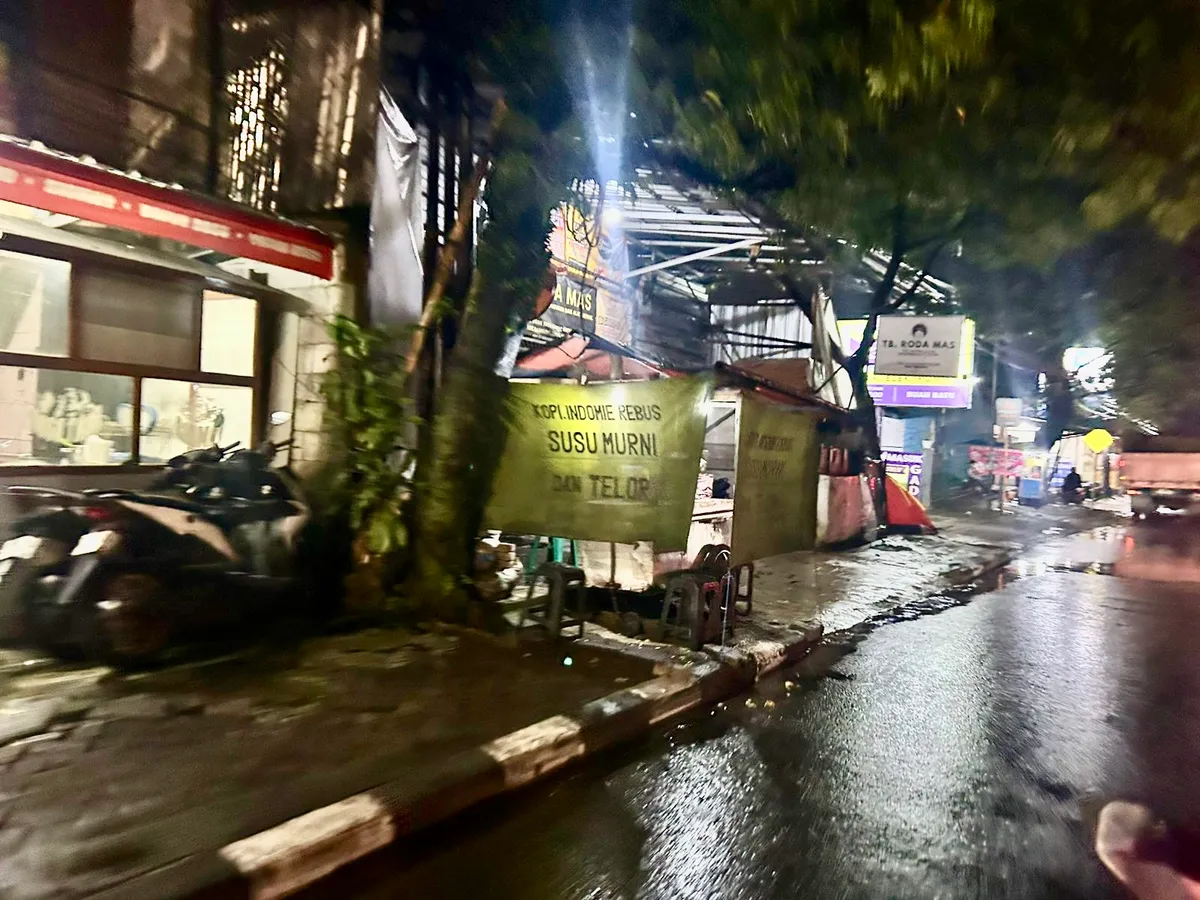 Pedagang menggunakan trotoar sebagai tempat berjualan pada jam-jam keramaian kaki pada pukul 19.28 hari Selasa (2/12/2025) (Foto: Riri Pamungkas)