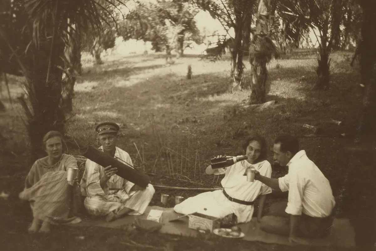 Wisatawan Eropa di Gunung Burangrang. (Sumber: KITLV)