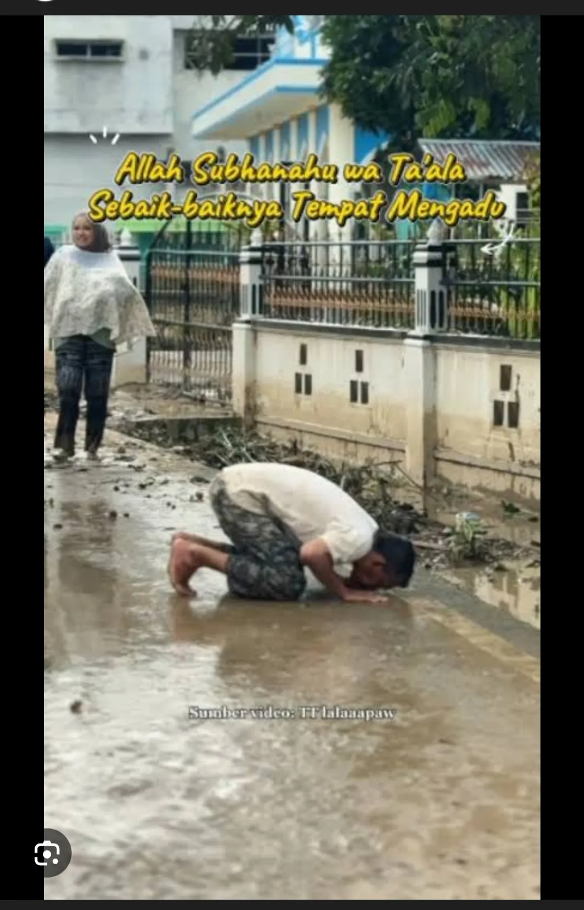 Seorang pria yang tetap melaksanakan salat dengan khusyuk di tengah badan jalan pasca banjir di Pidie Jaya, Aceh (Sumber: Instagram | Foto: Istimewa)
