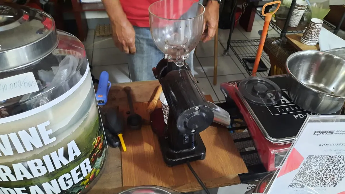 proses penggilingan biji kopi (Sumber: dokumentasi pribadi)