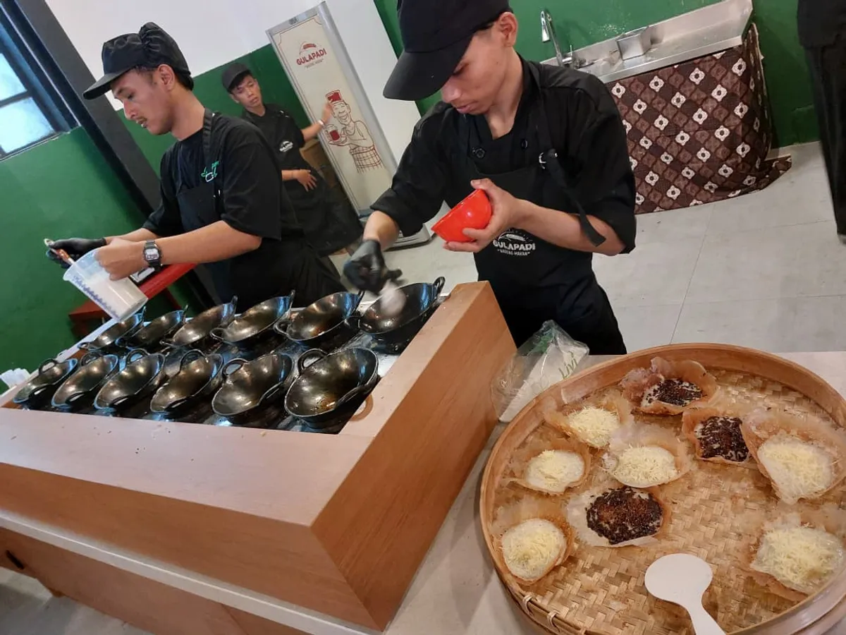 Gulapadi membawa filosofi sederhana namun mendalam yaitu makanan tradisional bukan hanya soal perut kenyang, melainkan tentang memori, identitas, dan kebersamaan. (Sumber: Ayobandung.id | Foto: Eneng Reni Nuraisyah Jamil)