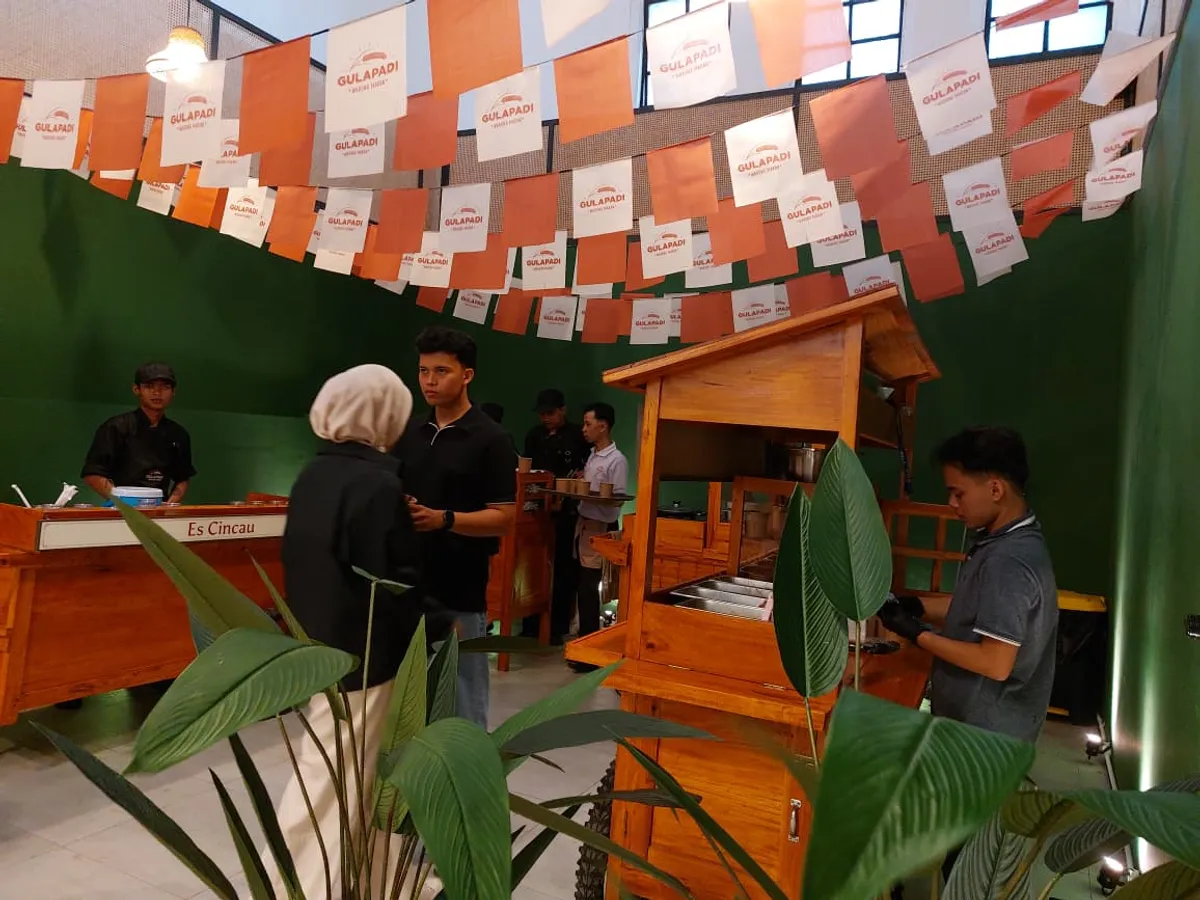 Gulapadi membawa filosofi sederhana namun mendalam yaitu makanan tradisional bukan hanya soal perut kenyang, melainkan tentang memori, identitas, dan kebersamaan. (Sumber: Ayobandung.id | Foto: Eneng Reni Nuraisyah Jamil)