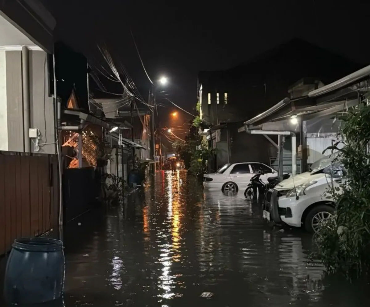 Banjir terjadi di komplek Griya Bandung Asri 1 Bojongsoang. (05/12/2025) (Sumber: Khalidullah As Syauqi)