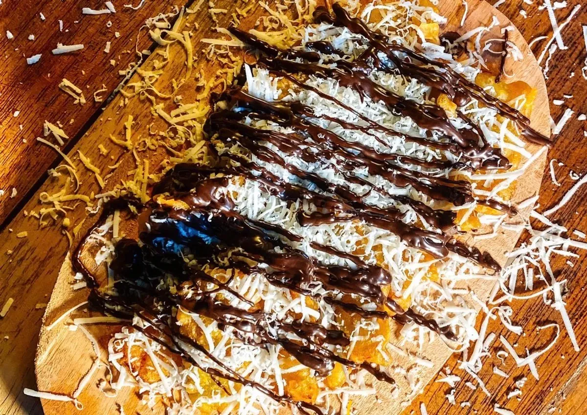 APM Pisang dengan topping keju dibaluri cokelat yang menggunggah selera banyak orang. (Sumber: Instagram/@apmpisang)