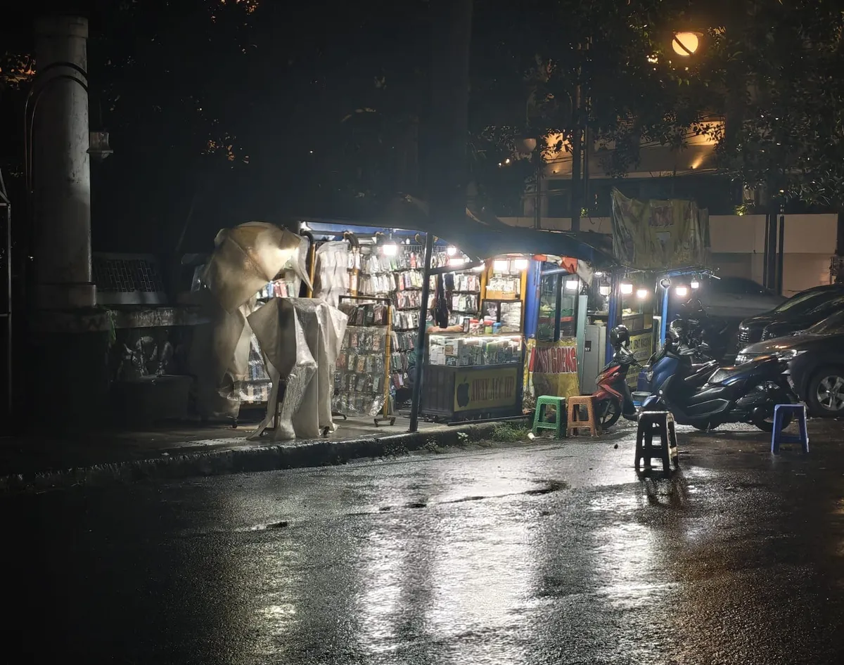 Trotoar di jalan cikapundung yang ditempati pedagang kaki lima (foto: rafli) (Foto: Author)
