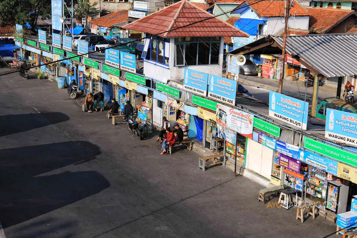Suasana warung di Terminal Cicaheum, Kota Bandung. (Sumber: Ayobandung | Foto: Irfan Al Faritsi)