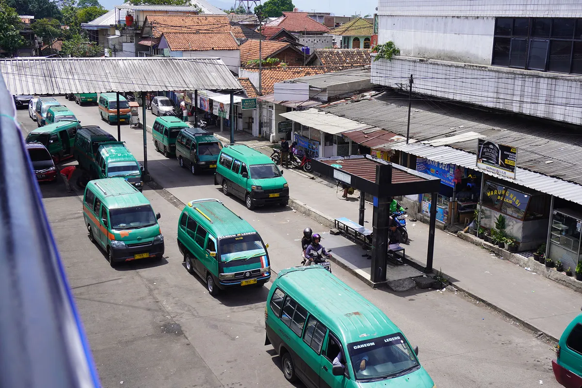 Suasana angkot ngetem di Terminal Cicaheum, Kota Bandung. (Sumber: Ayobandung)