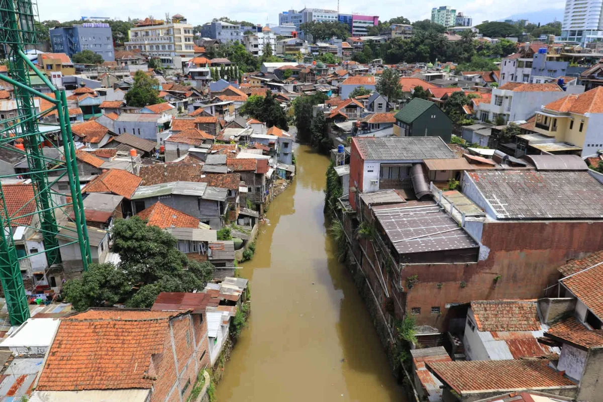Suasana permukiman padat penduduk di pinggir Sungai Cikapundung, Tamansari, Kota Bandung. (Sumber: Ayobandung | Foto: Irfan Al Faritsi)