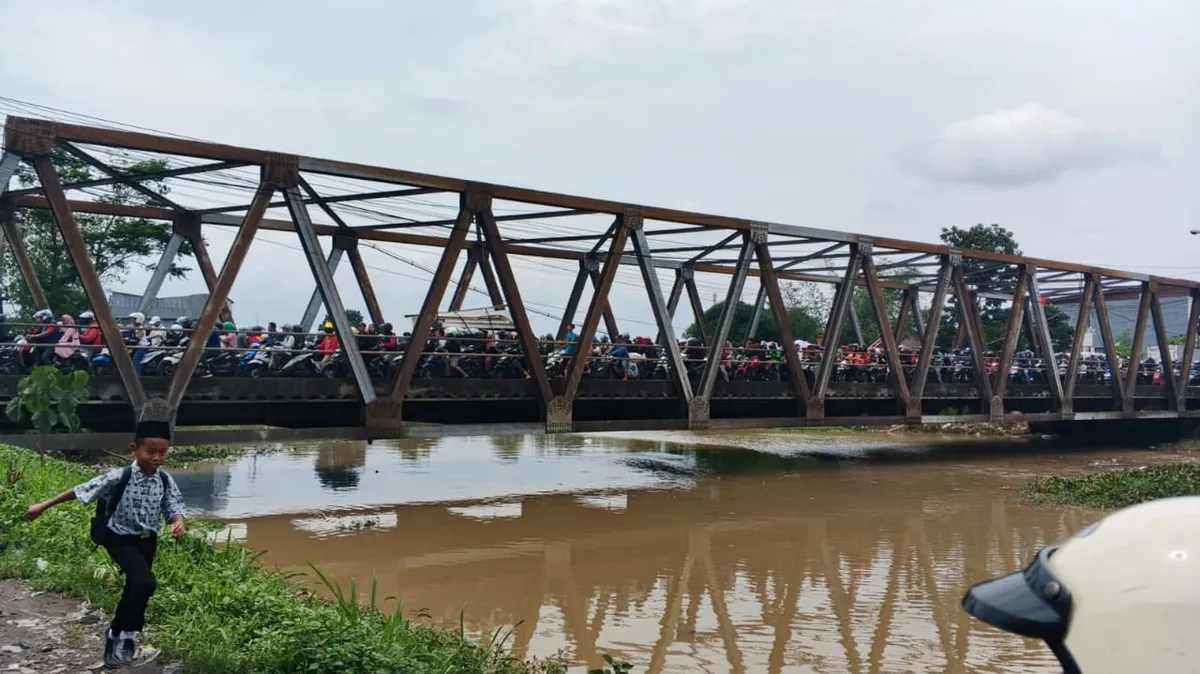 Kemacetan di Kawasan Jembatan Citarum Rancamanyar (6/12/2025) (Sumber: Dokumentasi Penulis | Foto: Dias Ashari)