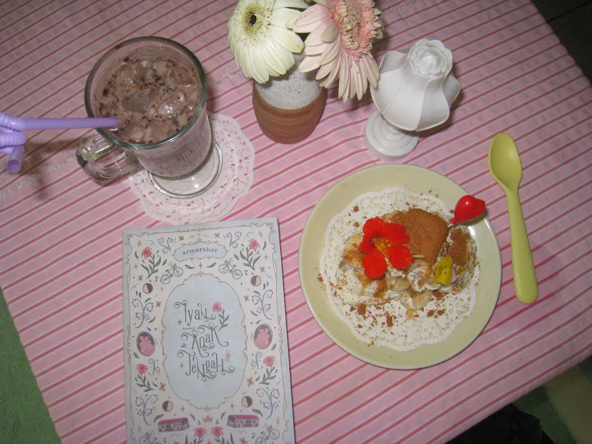 Iced Chocolate dan juga dessert dari Seboeah Tjinta menjadikan perpaduan rasa yang sangat pas. (Foto: Nabella Putri Sanrissa)