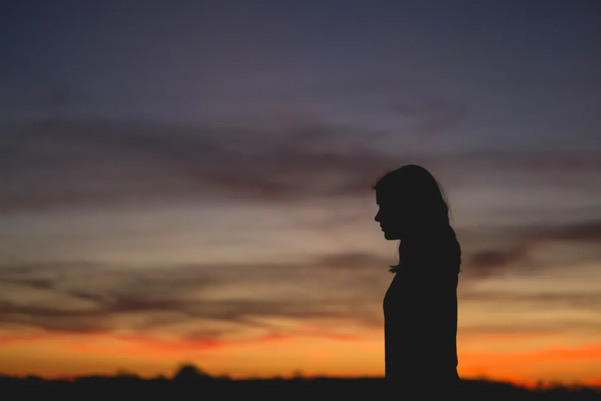 Perempuan seringkali dituntut untuk mengambil keputusan berdasarkan pada tekanan sosial yang ada di masyarakat. (Sumber: Unsplash | Foto: Alex Jones)