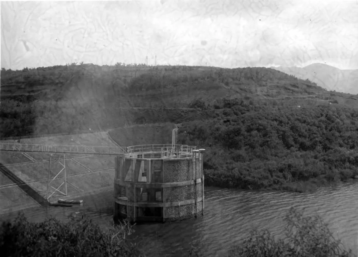 Konstruksi hidrolik di danau Situ Cileunca. (Sumber: KITLV)