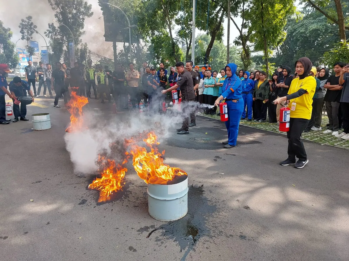 Lonjakan pengunjung di akhir tahun membuat mall menjadi ruang publik yang paling rentan, baik terhadap kebakaran, kepadatan, maupun risiko teknis lainnya. (Sumber: Ayobandung.id | Foto: Eneng Reni Nuraisyah Jamil)