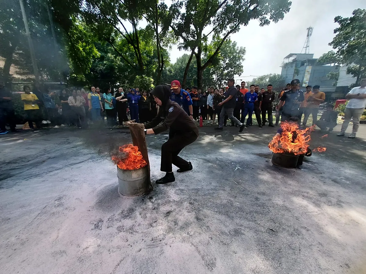 Lonjakan pengunjung di akhir tahun membuat mall menjadi ruang publik yang paling rentan, baik terhadap kebakaran, kepadatan, maupun risiko teknis lainnya. (Sumber: Ayobandung.id | Foto: Eneng Reni Nuraisyah Jamil)