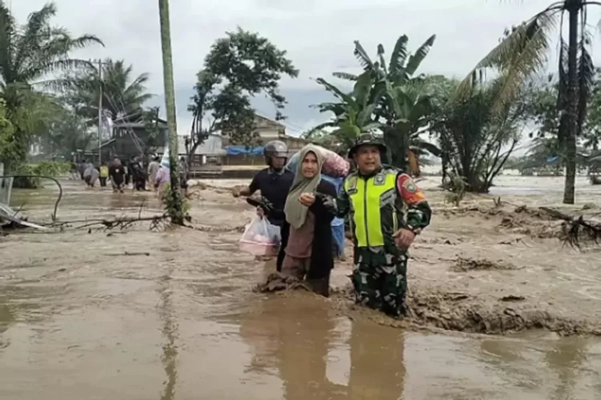 Evakuasi korban banjir di Aceh (Sumber: Instagram @puspentni | Foto: Istimewa)
