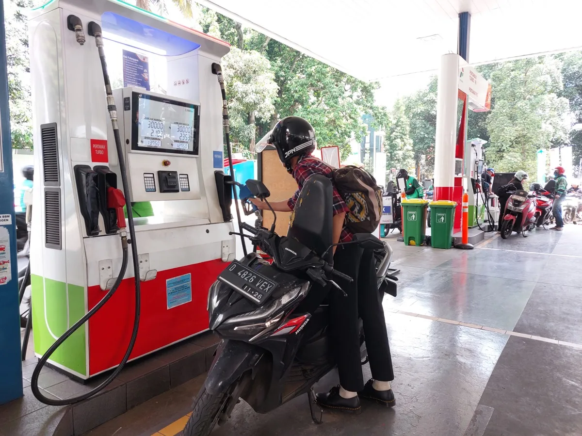 Ilustrasi konsumsi BBM dan LPG diprediksi meningkat selama periode libur panjang Nataru. (Sumber: Ayobandung.id | Foto: Eneng Reni Nuraisyah Jamil)
